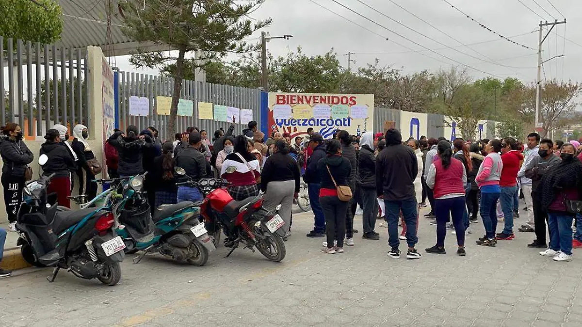 Para exigir dos maestros y la asignación de un director, padres de familia de la primaria Quetzalcoatl protestaron